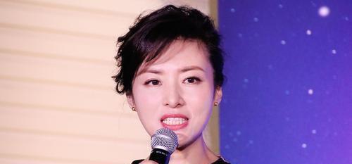 周涛穿高开衩旗袍反差大，网友留言希望她重返央视，继续主持春晚-第5张图片-九妖电影