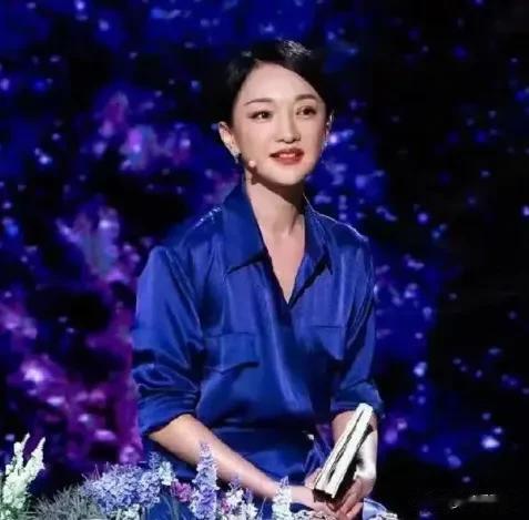 周迅登上朗读者！穿紫裙将优雅刻进骨子里，跟董卿相拥超养眼-第2张图片-九妖电影