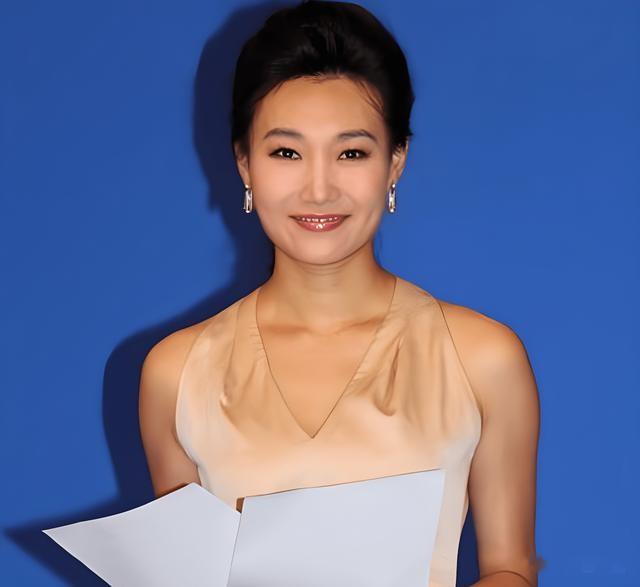 央视主持人李梓萌竟戴假发工作20年，摘下假发后网友都惊呆了！-第3张图片-九妖电影