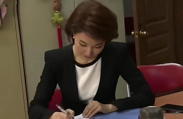 央视主持人李梓萌竟戴假发工作20年，摘下假发后网友都惊呆了！-第11张图片-九妖电影