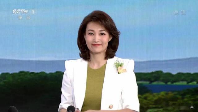 央视主持人李梓萌竟戴假发工作20年，摘下假发后网友都惊呆了！-第16张图片-九妖电影