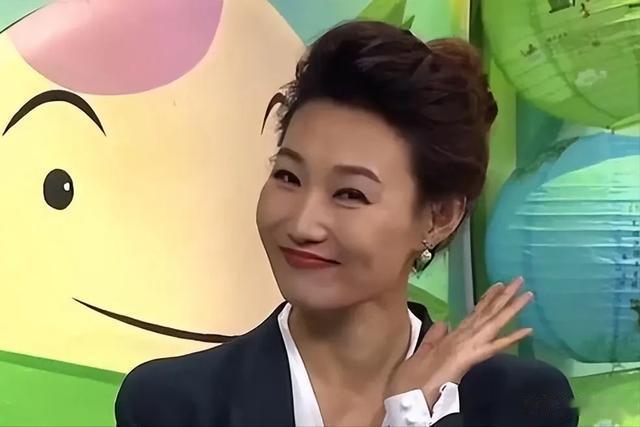 央视主持人李梓萌竟戴假发工作20年，摘下假发后网友都惊呆了！-第17张图片-九妖电影