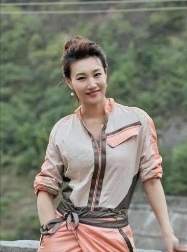 央视主持人李梓萌竟戴假发工作20年，摘下假发后网友都惊呆了！-第28张图片-九妖电影