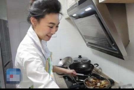 央视主持人李梓萌竟戴假发工作20年，摘下假发后网友都惊呆了！-第27张图片-九妖电影