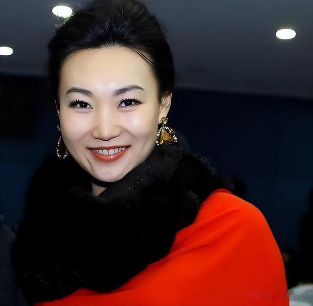 央视主持人李梓萌竟戴假发工作20年，摘下假发后网友都惊呆了！_1-第3张图片-九妖电影