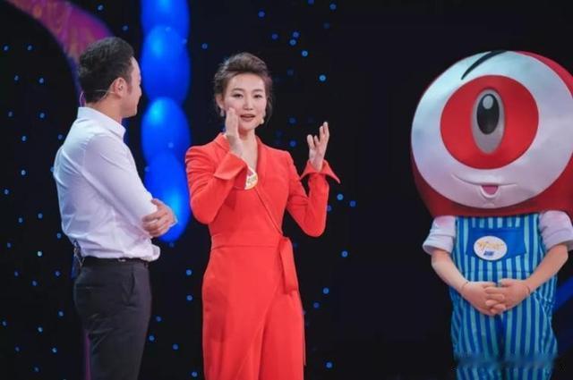 央视主持人李梓萌竟戴假发工作20年，摘下假发后网友都惊呆了！_1-第11张图片-九妖电影