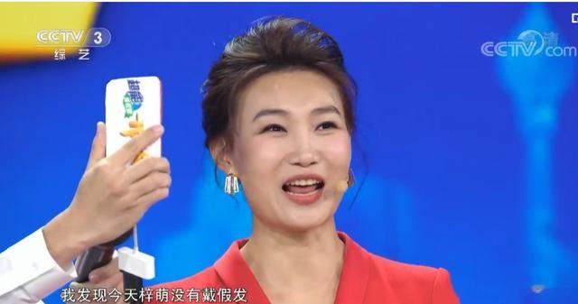 央视主持人李梓萌竟戴假发工作20年，摘下假发后网友都惊呆了！_1-第12张图片-九妖电影
