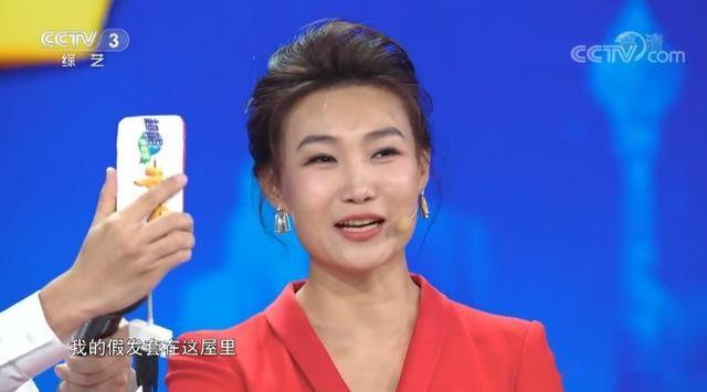 央视主持人李梓萌竟戴假发工作20年，摘下假发后网友都惊呆了！_1-第13张图片-九妖电影