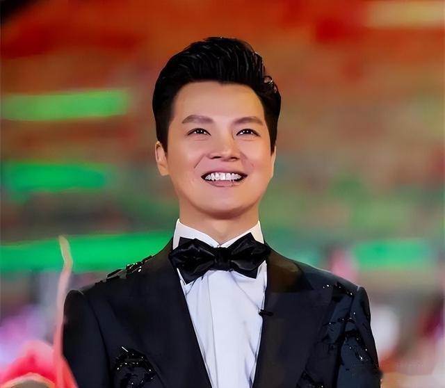 央视主持人李梓萌竟戴假发工作20年，摘下假发后网友都惊呆了！_1-第18张图片-九妖电影