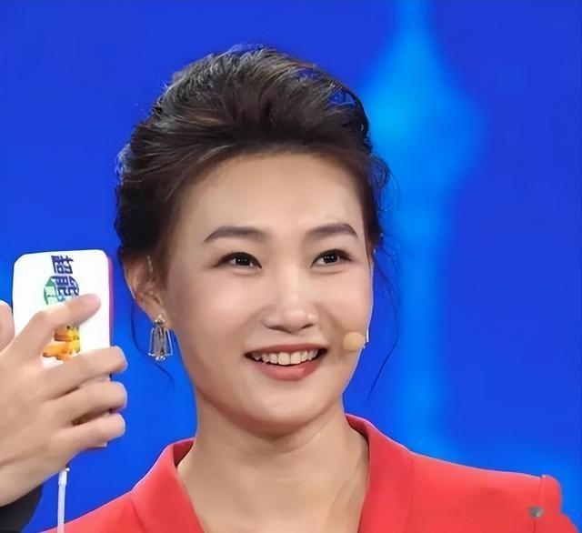央视主持人李梓萌竟戴假发工作20年，摘下假发后网友都惊呆了！_1-第15张图片-九妖电影