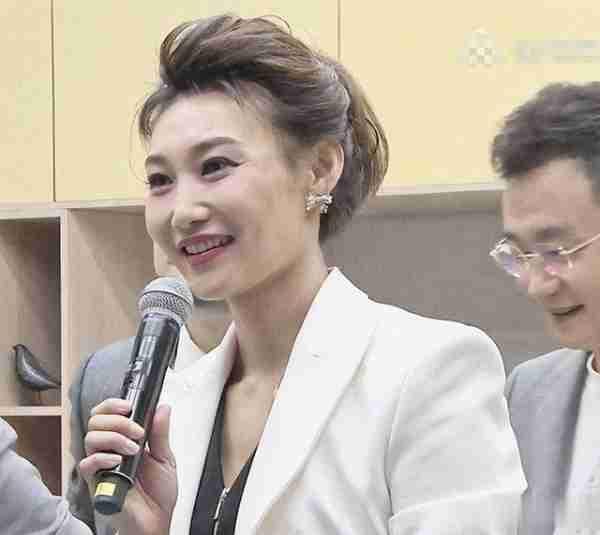 央视主持人李梓萌竟戴假发工作20年，摘下假发后网友都惊呆了！_1-第17张图片-九妖电影