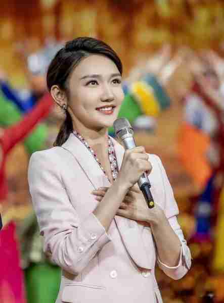 央视主持人李梓萌竟戴假发工作20年，摘下假发后网友都惊呆了！_1-第19张图片-九妖电影