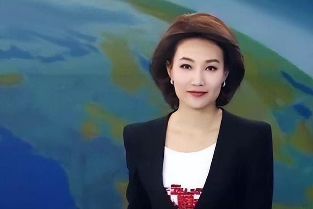 央视主持人李梓萌竟戴假发工作20年,摘下假发后网友都惊呆了!_2-第2张图片-九妖电影 央视主持人李梓萌竟戴假发工作20年,摘下假发后网友都惊呆了!_2-第2张图片-九妖电影