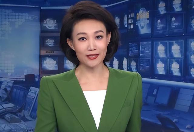 央视主持人李梓萌竟戴假发工作20年,摘下假发后网友都惊呆了!_2-第4张图片-九妖电影 央视主持人李梓萌竟戴假发工作20年,摘下假发后网友都惊呆了!_2-第4张图片-九妖电影