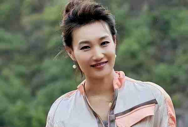央视主持人李梓萌竟戴假发工作20年,摘下假发后网友都惊呆了!_2-第8张图片-九妖电影 央视主持人李梓萌竟戴假发工作20年,摘下假发后网友都惊呆了!_2-第8张图片-九妖电影
