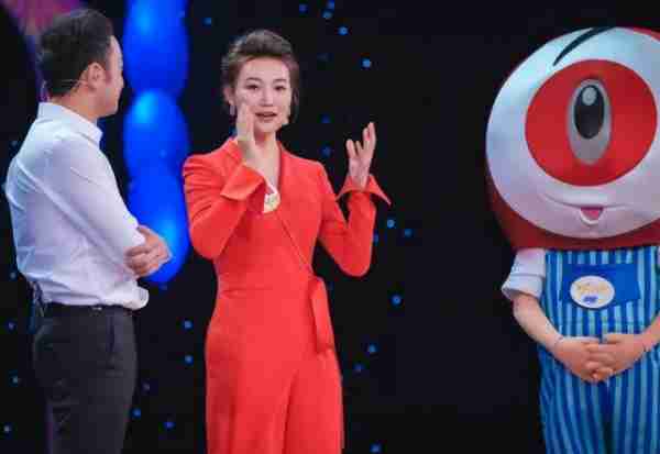 央视主持人李梓萌竟戴假发工作20年,摘下假发后网友都惊呆了!_2-第10张图片-九妖电影 央视主持人李梓萌竟戴假发工作20年,摘下假发后网友都惊呆了!_2-第10张图片-九妖电影