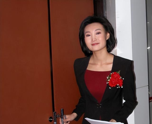 央视主持人李梓萌竟戴假发工作20年,摘下假发后网友都惊呆了!_2-第17张图片-九妖电影 央视主持人李梓萌竟戴假发工作20年,摘下假发后网友都惊呆了!_2-第17张图片-九妖电影