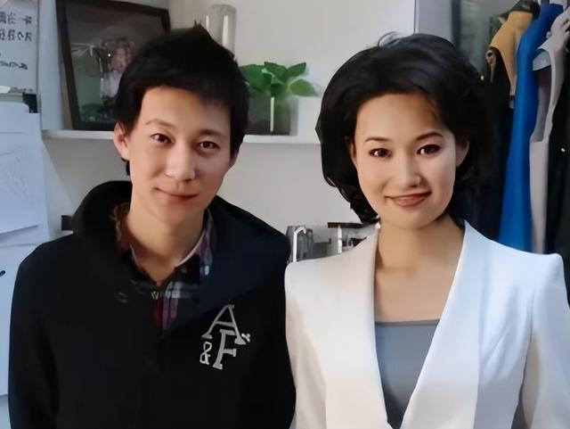 央视主持人李梓萌竟戴假发工作20年,摘下假发后网友都惊呆了!_2-第14张图片-九妖电影 央视主持人李梓萌竟戴假发工作20年,摘下假发后网友都惊呆了!_2-第14张图片-九妖电影