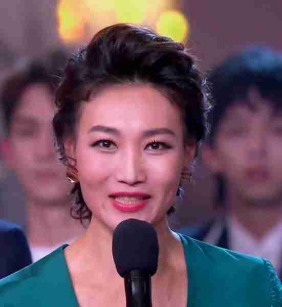 央视主持人李梓萌竟戴假发工作20年,摘下假发后网友都惊呆了!_2-第20张图片-九妖电影 央视主持人李梓萌竟戴假发工作20年,摘下假发后网友都惊呆了!_2-第20张图片-九妖电影