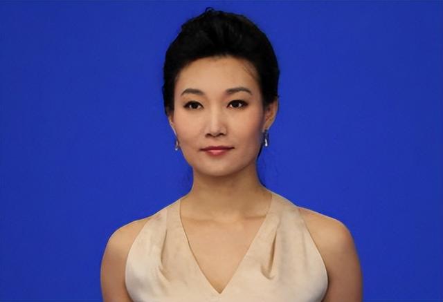 央视主持人李梓萌竟戴假发工作20年,摘下假发后网友都惊呆了!_2-第21张图片-九妖电影 央视主持人李梓萌竟戴假发工作20年,摘下假发后网友都惊呆了!_2-第21张图片-九妖电影