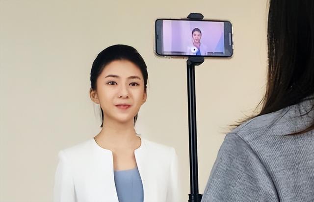 央视主持人李梓萌竟戴假发工作20年,摘下假发后网友都惊呆了!_2-第25张图片-九妖电影 央视主持人李梓萌竟戴假发工作20年,摘下假发后网友都惊呆了!_2-第25张图片-九妖电影