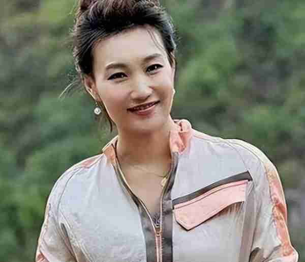 央视主持人李梓萌竟戴假发工作20年,摘下假发后,网友都惊呆了!-第8张图片-九妖电影 央视主持人李梓萌竟戴假发工作20年,摘下假发后,网友都惊呆了!-第8张图片-九妖电影
