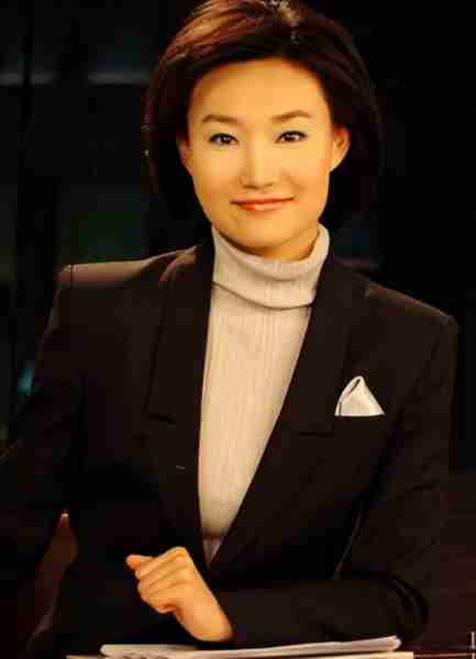 央视主持人李梓萌竟戴假发工作20年,摘下假发后,网友都惊呆了!-第11张图片-九妖电影 央视主持人李梓萌竟戴假发工作20年,摘下假发后,网友都惊呆了!-第11张图片-九妖电影