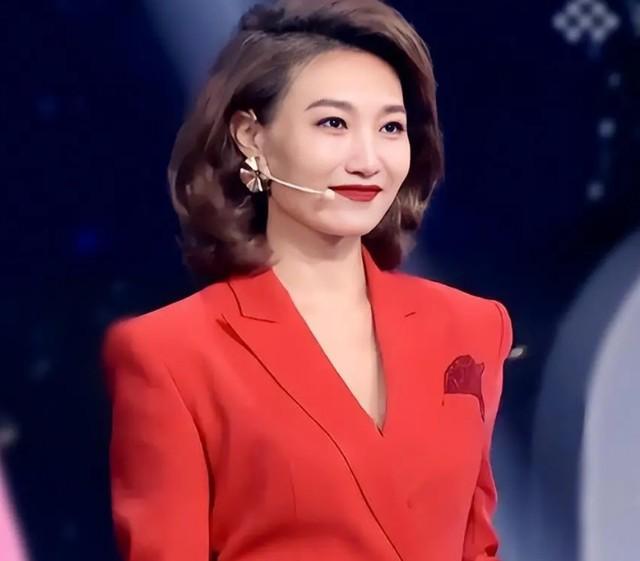 央视主持人李梓萌竟戴假发工作20年,摘下假发后,网友都惊呆了!-第17张图片-九妖电影 央视主持人李梓萌竟戴假发工作20年,摘下假发后,网友都惊呆了!-第17张图片-九妖电影