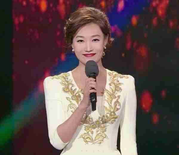 央视主持人李梓萌竟戴假发工作20年,摘下假发后,网友都惊呆了!-第18张图片-九妖电影 央视主持人李梓萌竟戴假发工作20年,摘下假发后,网友都惊呆了!-第18张图片-九妖电影