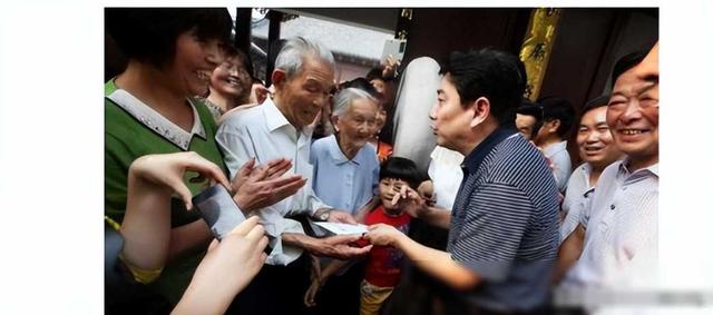 央视渣男水均益:遭全网谩骂滚出主持界,是什么使他成为众矢之的-第4张图片-九妖电影 央视渣男水均益:遭全网谩骂滚出主持界,是什么使他成为众矢之的-第4张图片-九妖电影