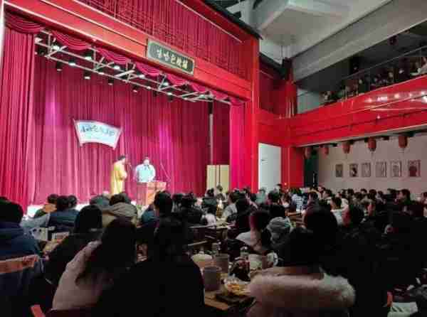 嘻哈包袱铺封箱火爆，仿佛05德云社模样，魔术相声碾压春晚-第7张图片-九妖电影