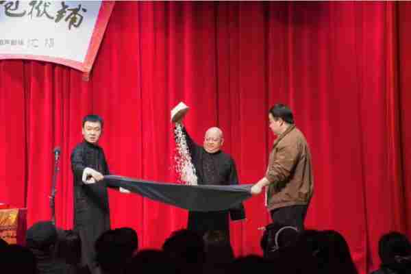 嘻哈包袱铺封箱火爆，仿佛05德云社模样，魔术相声碾压春晚-第14张图片-九妖电影