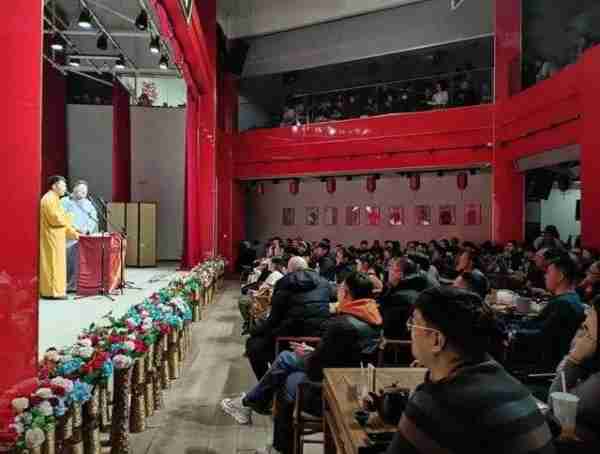嘻哈包袱铺封箱观感，仿佛05德云社模样，魔术相声碾压春晚-第2张图片-九妖电影