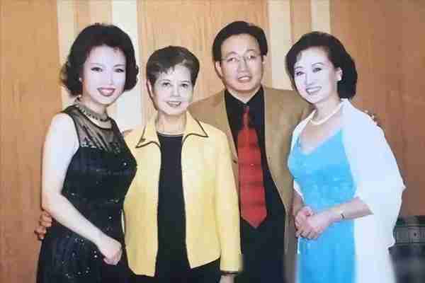 央视第一女主持人离世,事业爱情圆满,儿子成为她一生的遗憾-第9张图片-九妖电影 央视第一女主持人离世,事业爱情圆满,儿子成为她一生的遗憾-第9张图片-九妖电影