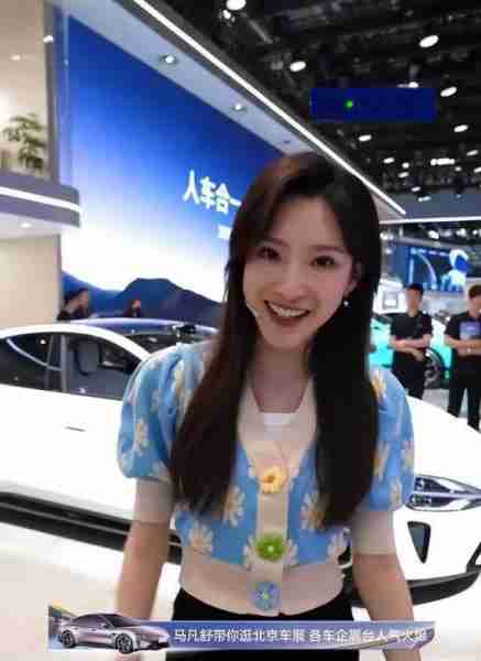 央视美女记者采访董宇辉走红网络，像极了文艺青年的梦中女神-第8张图片-九妖电影