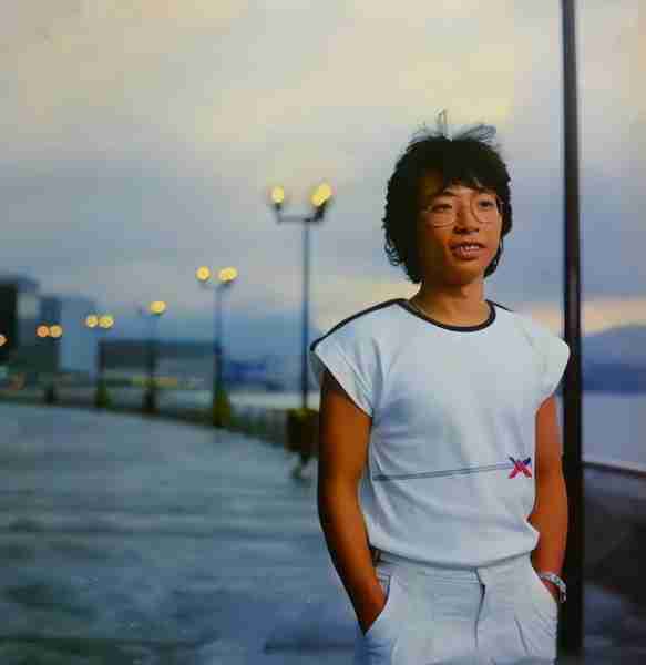 因在春晚唱了一首歌，被封杀14年，今将上亿资产全部无偿捐献！-第5张图片-九妖电影