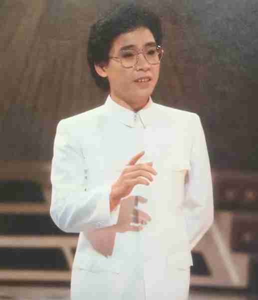 因在春晚唱了一首歌，被封杀14年，今将上亿资产全部无偿捐献！-第8张图片-九妖电影