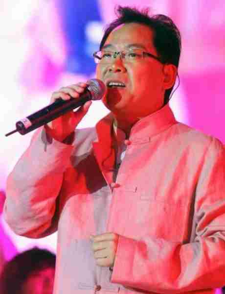 因在春晚唱了一首歌，被封杀14年，今将上亿资产全部无偿捐献！-第18张图片-九妖电影