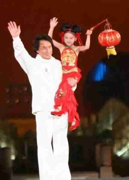 她6岁被成龙抱着上春晚,却因长相被骂退圈出国,如今她长什么样-第3张图片-九妖电影 她6岁被成龙抱着上春晚,却因长相被骂退圈出国,如今她长什么样-第3张图片-九妖电影