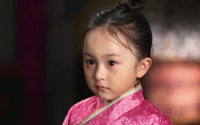 她6岁被成龙抱着上春晚,却因长相被骂退圈出国,如今她长什么样-第11张图片-九妖电影 她6岁被成龙抱着上春晚,却因长相被骂退圈出国,如今她长什么样-第11张图片-九妖电影
