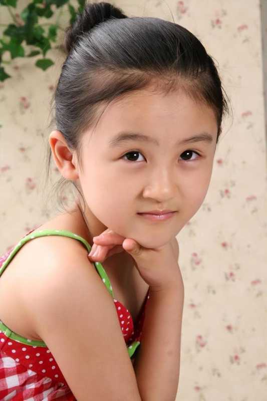 她6岁被成龙抱着上春晚,却因长相被骂退圈出国,如今她长什么样-第13张图片-九妖电影 她6岁被成龙抱着上春晚,却因长相被骂退圈出国,如今她长什么样-第13张图片-九妖电影