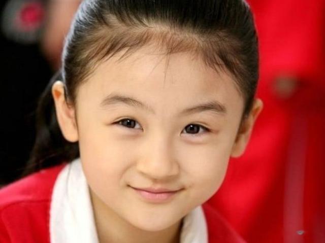 她6岁被成龙抱着上春晚,却因长相被骂退圈出国,如今她长什么样_1-第6张图片-九妖电影 她6岁被成龙抱着上春晚,却因长相被骂退圈出国,如今她长什么样_1-第6张图片-九妖电影