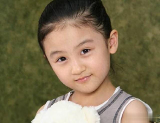 她6岁被成龙抱着上春晚,却因长相被骂退圈出国,如今她长什么样_1-第1张图片-九妖电影 她6岁被成龙抱着上春晚,却因长相被骂退圈出国,如今她长什么样_1-第1张图片-九妖电影