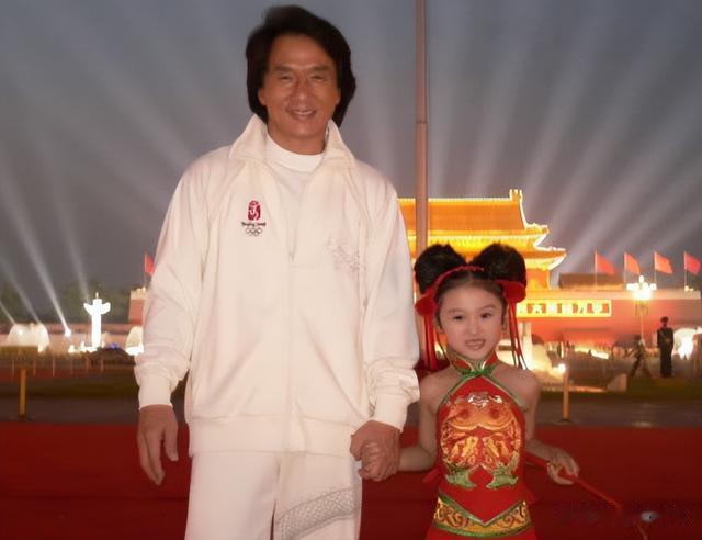 她6岁被成龙抱着上春晚,却因长相被骂退圈出国,如今她长什么样_1-第5张图片-九妖电影 她6岁被成龙抱着上春晚,却因长相被骂退圈出国,如今她长什么样_1-第5张图片-九妖电影