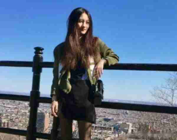 她6岁被成龙抱着上春晚,却因长相被骂退圈出国,如今她长什么样_1-第18张图片-九妖电影 她6岁被成龙抱着上春晚,却因长相被骂退圈出国,如今她长什么样_1-第18张图片-九妖电影