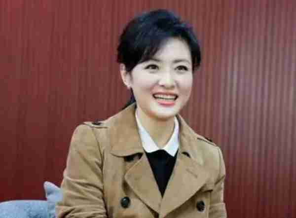 她与董卿斗了十几年，二婚嫁给百亿富豪，女儿却成了一生痛-第1张图片-九妖电影