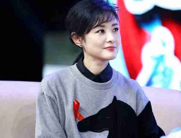 她与董卿斗了十几年，二婚嫁给百亿富豪，女儿却成了一生痛-第2张图片-九妖电影