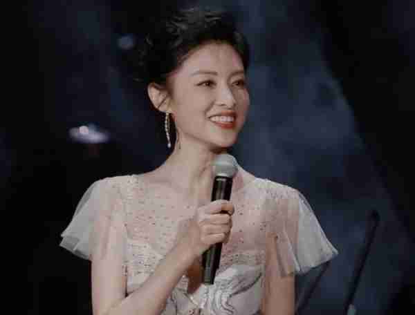 她与董卿斗了十几年，二婚嫁给百亿富豪，女儿却成了一生痛-第4张图片-九妖电影