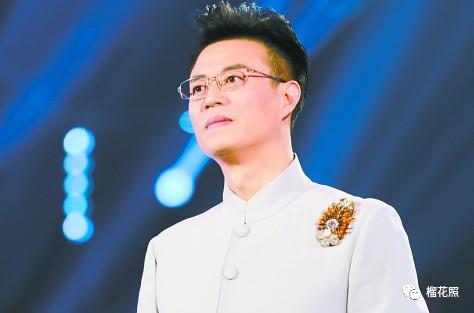 在央视20年主持春晚16年，却在事业巅峰期离开央视，只因意外瘫痪的妻子生下一个女儿？-第1张图片-九妖电影