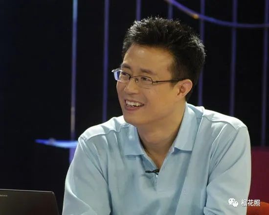 在央视20年主持春晚16年，却在事业巅峰期离开央视，只因意外瘫痪的妻子生下一个女儿？-第3张图片-九妖电影